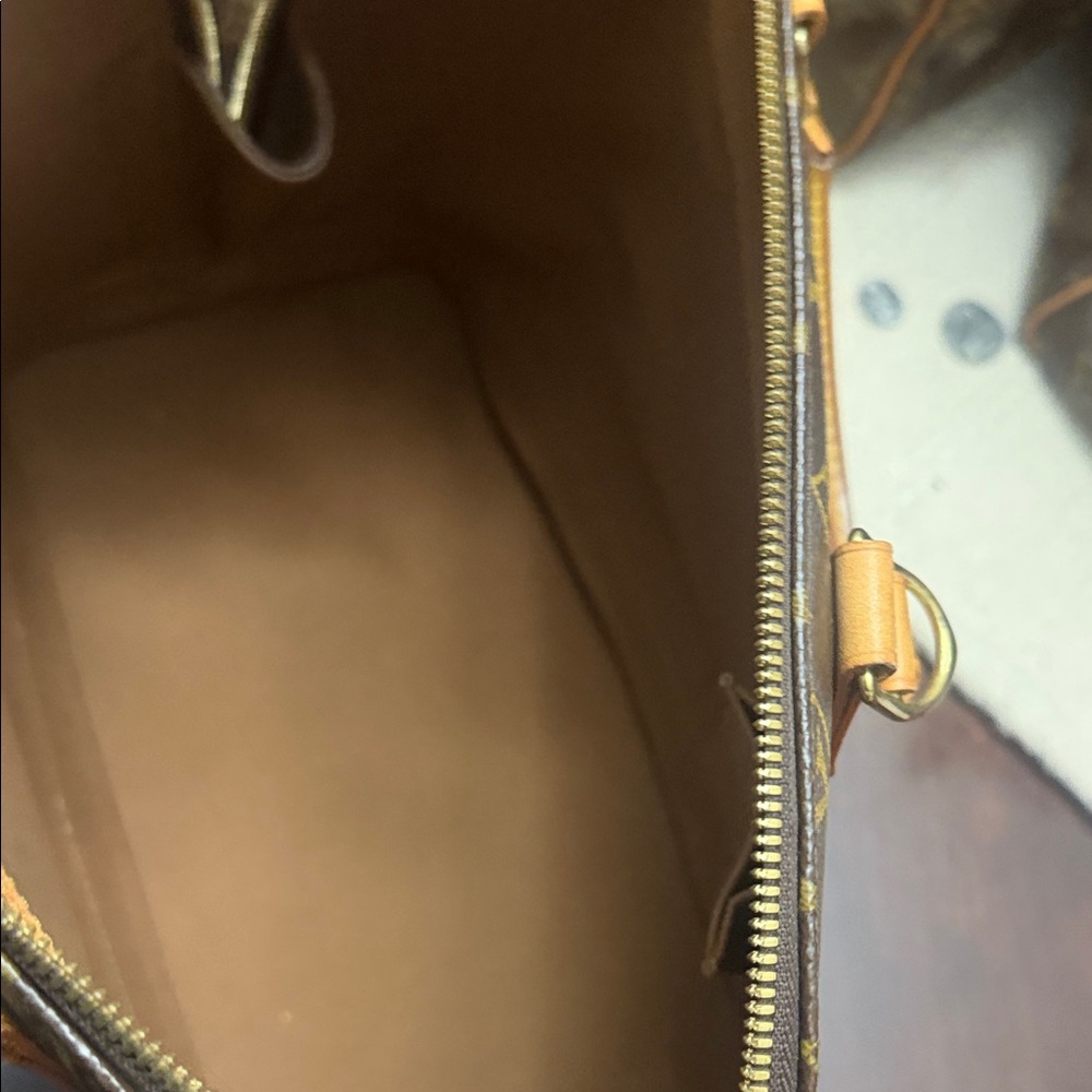Louis Vuitton Monogram Canvas Men's Bag - Picture 7 of 9